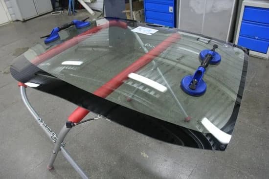 Процесс замены лобового стекла автомобиля в сервисе Башавтостекло